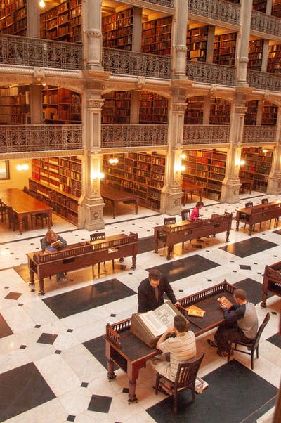 College libraries are rich in resources but often misunderstood. <a href="https://www.gettyimages.com/detail/news-photo/birds-eye-view-of-patrons-looking-at-books-on-the-ground-news-photo/1152501582?adppopup=true" rel="nofollow noopener" target="_blank" data-ylk="slk:JHU Sheridan Libraries/Archive Photos via Getty Images;elm:context_link;itc:0;sec:content-canvas" class="link ">JHU Sheridan Libraries/Archive Photos via Getty Images</a>