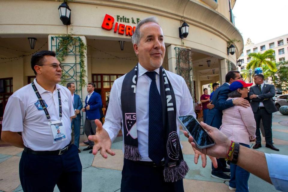 El propietario del Inter Miami Jorge Mas hbala con la prensa tras el anuncio de Miami como sede de la Copa Mundial 2026, el 16 de junio de 2022 en el resturante Fritz & Franz Bierhaus en Coral Gables, Florida.