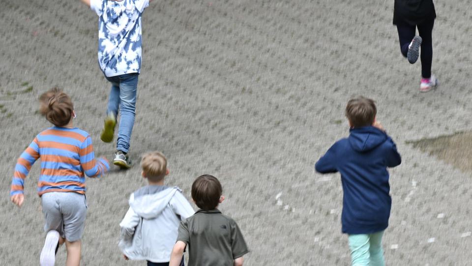 Fröhlich rennen Schüler der Robert-Schumann-Grundschule in der großen Pause auf den Schulhof.