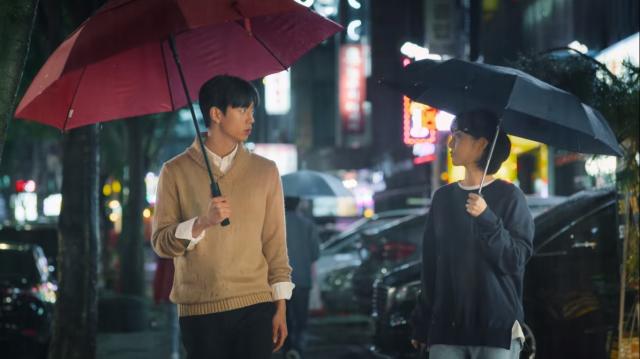 Korean-American student Jamie (Shin Hyun Seung) and resident assistant Park Se Wan share a romantic relationship in sitcom So Not Worth It
