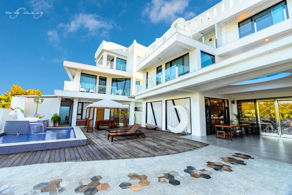 純白色建築加上泳池，宛如置身峇里島渡假旅店。（圖片來源：澎湖民宿 陽光棕櫚渡假民宿官方臉書）
