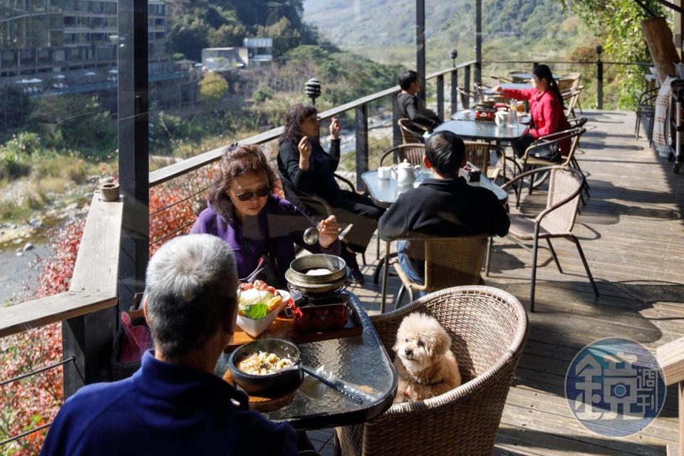 山吻泉為寵物友善餐廳，可以帶著毛小孩入內。