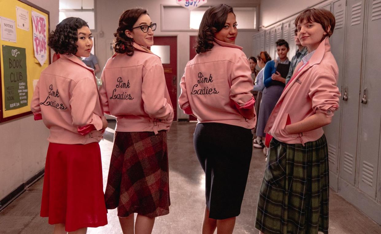 Tricia Fukuhara (Nancy, von links), Marisa Davila (Jane), Cheyenne Isabel Wells (Olivia) und Ari Notartomaso (Cynthia) schlüpfen in "Grease: Rise of the Pink Ladies" in die Rollen von vier Außenseiterinnen, die sich zusammenschließen, um den Tücken der Highschool gemeinsam gegenüberzutreten. (Bild: Paramount +)