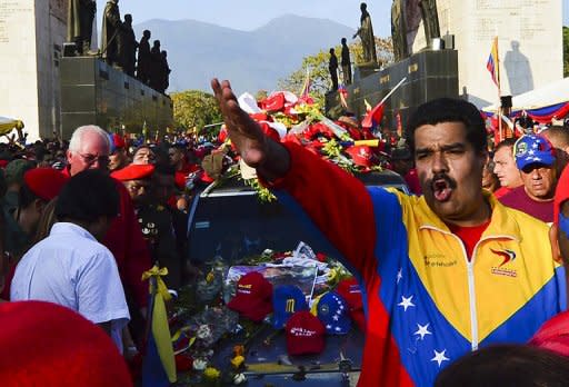 El hasta ahora vicepresidente venezolano, Nicolás Maduro, firmó el martes su primer decreto como presidente encargado tras la muerte del mandatario Hugo Chávez, al ordenar siete días de duelo en el país suramericano, según la Gaceta Oficial publicada este miércoles. (AFP | Luis Acosta)