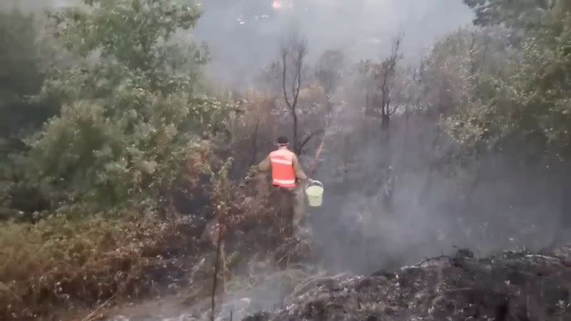 Volunteer firefighter combats wildfire in Oleiros