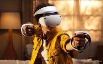 Sony gibt VR nicht auf - im Gegenteil: Mit dem PlayStation-VR2-Headset für die PlayStation5 will man mehr Immersion denn je anbieten. Am 22. Februar soll das Gerät erscheinen und hochauflösende 2.000 x 2.040 Pixel pro Auge, ein 110-Grad-Sichtfeld, Vibration über das Headset, vier Kameras und Sechs-Achsen-Sensorsystem bieten. Technik, die begeistern könnte, aber auch ihren Preis hat: 600 Euro verlangt Sony. (Bild: Sony)