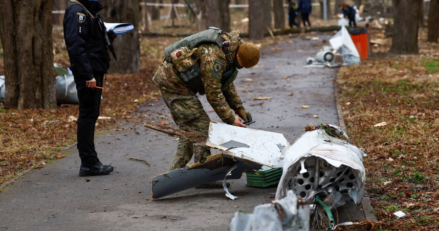 被攔截擊落的俄羅斯Kh-55巡弋飛彈的破碎部件掉落在基輔的公園內。（圖／達志／路透社）