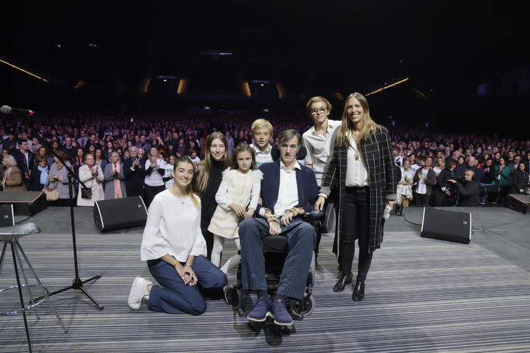 Estaban Bullrich, junto a su esposa y sus cinco hijos, en el Movistar Arena