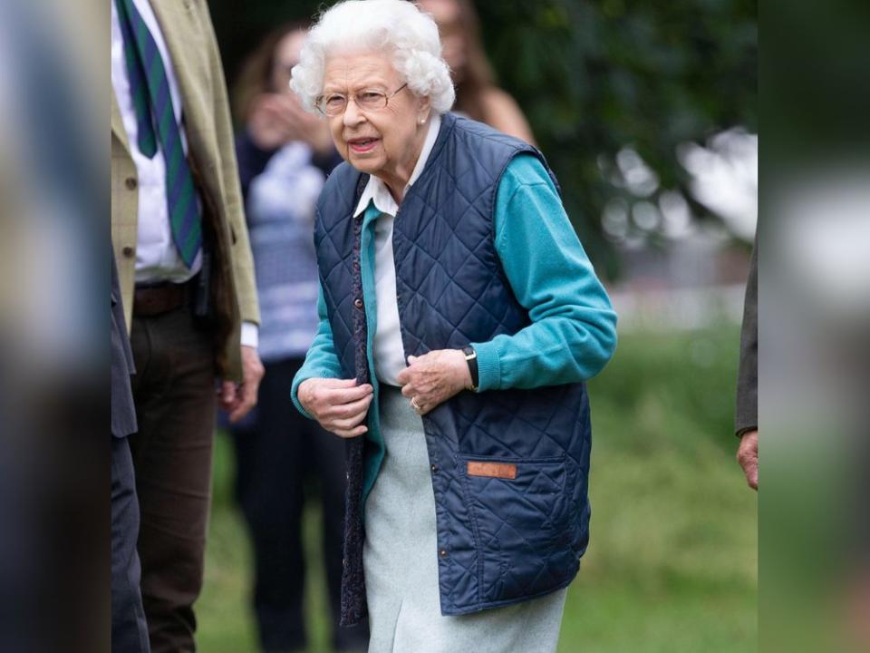 Queen Elizabeth II bei der Royal Windsor Horse Show i legeren Outfit ohne Hut und mit navyblauer Weste