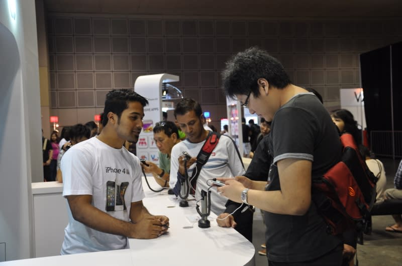 SingTel customers were free to try out demo handsets while waiting for their queue number to be called.