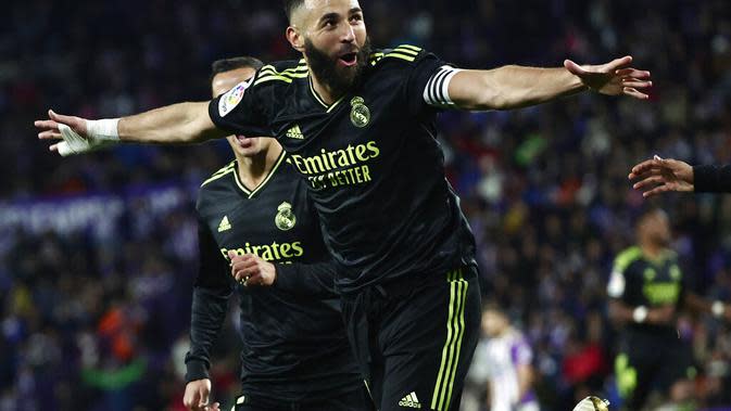 Striker Real Madrid, Karim Benzema berselebrasi merayakan gol ke gawang Real Valladolid, Sabtu (31/12/2022) dini hari WIB. (AP Photo/Pablo Garcia)