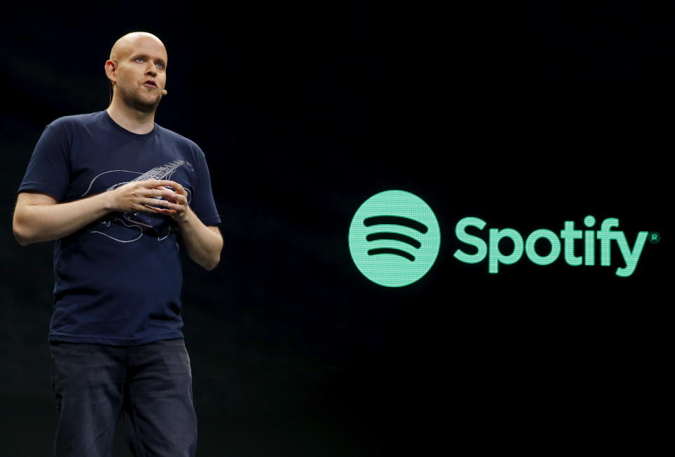 Spotify CEO Daniel Ek schwätzt während engem Pressevent zu New York Mee 20, 2015. Spotify, déi gratis on-demand Musek oder ad-gratis Melodien fir bezuelende Clienten ubitt, sot et wäert elo och Videoinhalt a Podcasts ubidden. REUTERS/Shannon Stapleton