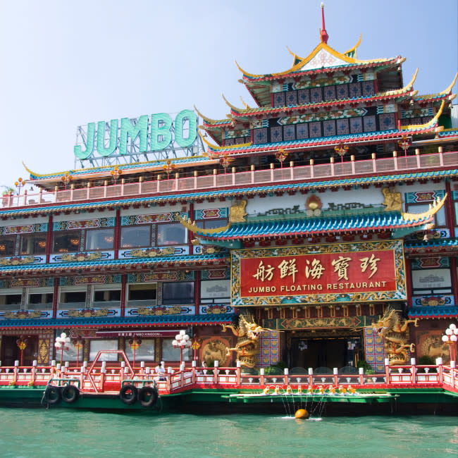 El famoso restaurante flotante Jumbo de Hong Kong se hunde en el mar credit:Bang Showbiz