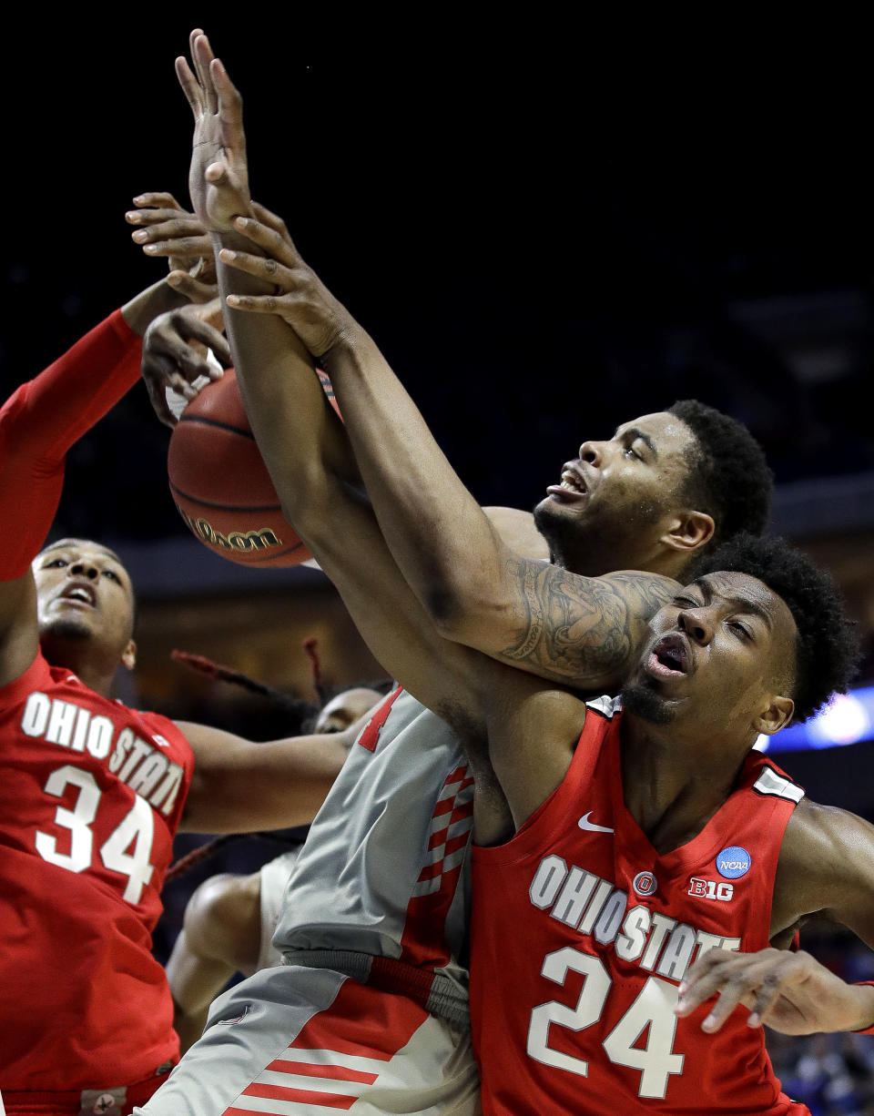 Ohio State's Kaleb Wesson (34) and Andre Wesson (24) battle with Houston's Breaon Brady, center, for a loose ball during the first half of a second round men's college basketball game in the NCAA Tournament Sunday, March 24, 2019, in Tulsa, Okla. (AP Photo/Charlie Riedel)