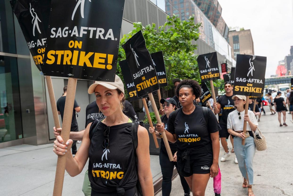 Miembros de SAG-AFTRA en el exterior de las oficinas de HBO-Amazon en Nueva York. <a href="https://www.shutterstock.com/es/image-photo/new-york-ny-usajuly-14-2023-2331825845" rel="nofollow noopener" target="_blank" data-ylk="slk:rblmfr/Shutterstock;elm:context_link;itc:0;sec:content-canvas" class="link ">rblmfr/Shutterstock</a>