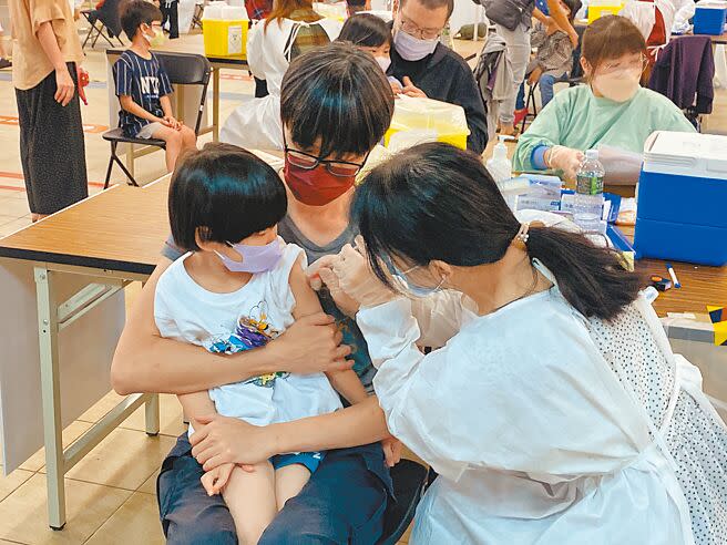 新竹市於27日啟動「幼兒園專案」，提供5至6歲幼兒園及未上小學兒童施打輝瑞疫苗，孩子不安情緒雖讓家長不捨，但為防護還是得忍痛施打。（陳育賢攝）