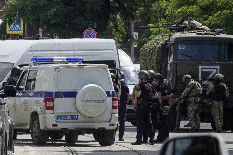 Des policiers russes et des membres de la "Rosgvardiya", la garde nationale russe, se rassemblent non loin d'un centre de détention provisoire à Rostov-sur-le-Don, Russie