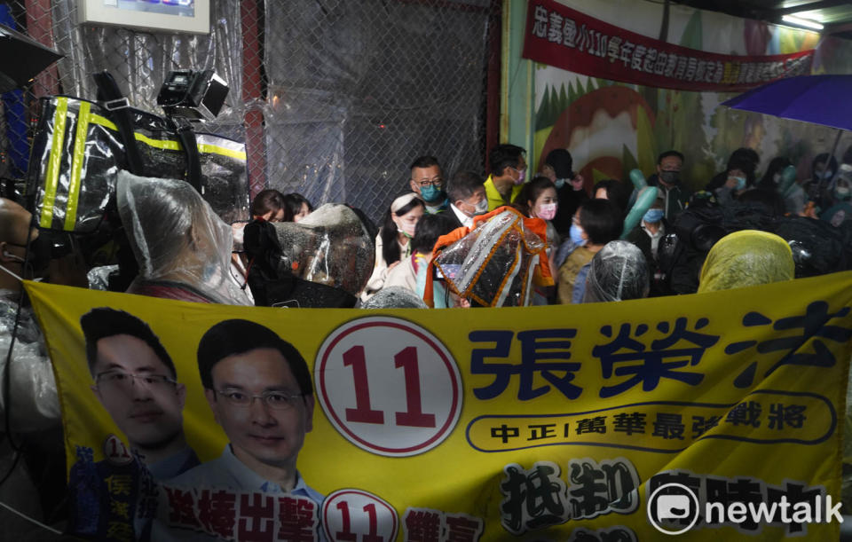 新黨台北市議員候選人在南機場夜市外懸掛抵制陳時中的競選布條，但是陳時中支持者擠爆夜市外的人行道，展現陳時中的人氣。   圖：張良一/攝