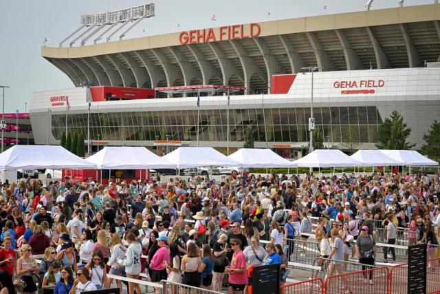 KC fans line up by the hundreds for Eras Tour merch ahead of Taylor Swift  concerts