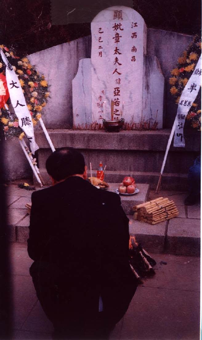 蔣孝嚴赴大陸桂林祭拜母親章亞若。（沈麗山攝19941118）