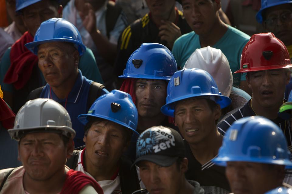 Varios mineros escuchan a uno de sus líderes durante una protesta organizada por mineros artesanales de oro en Lima, Perú, el lunes 24 de marzo de 2014. Los mineros se manifestaron en la capital por quinto día consecutivo para pedir al gobierno que eche atrás las nuevas normas que los obligan a formalizarse. (Foto AP/Rodrigo Abd)