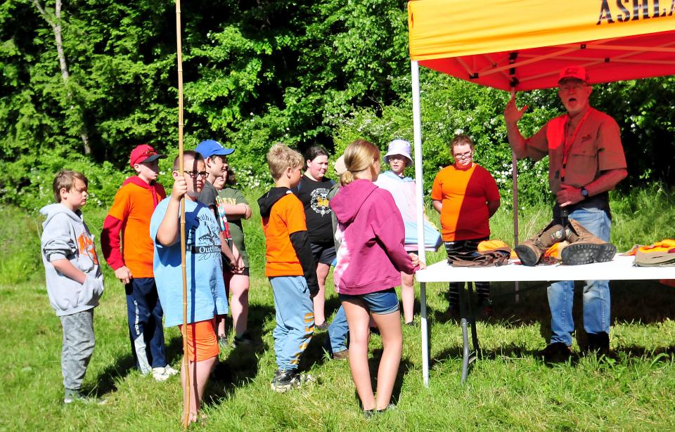 Roger Miller, right, of the Ashland Chapter 442 of Pheasants Forever, speaks to kids about different hunting dogs during Kids Outdoor Day at the Ashland County Wildlife Conservation League Farm Saturday, June 4, 2022, hosted by the ACWCL and Fin Feather Fur Outfitters.  LIZ A. HOSFELD/FOR TIMES-GAZETTE.COM