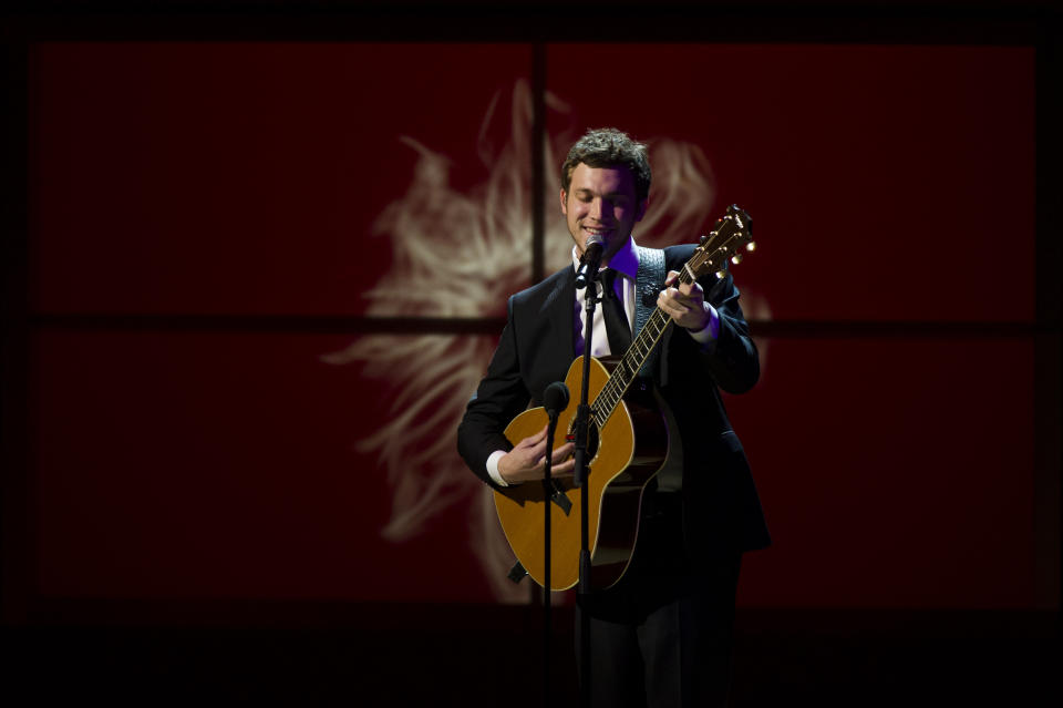 Phillip Phillips performs at the Glamour Women of the Year Awards on Monday, Nov. 12, 2012 in New York. (Photo by Charles Sykes/Invision/AP)