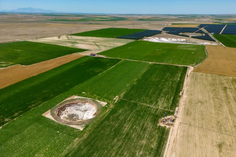 Vue aérienne d'une doline causée par la sécheresse dans un champ à Karapinar en Anatolie centrale, province turque de Konya, le 24 juin 2024. (Yasin AKGUL)