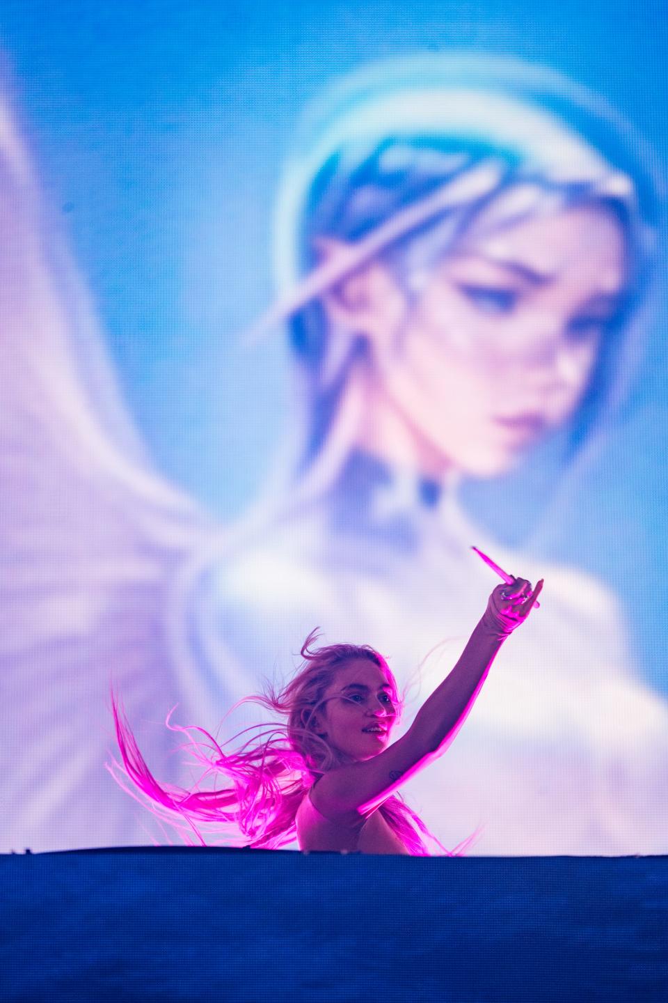 Following her rocky performance at Coachella last week, Grimes bounced back and gave a better performance during Weekend 2.