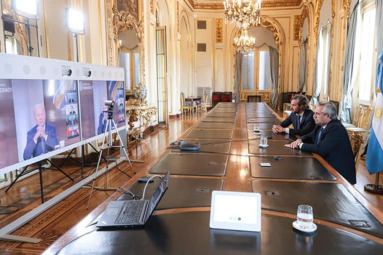 Alberto Fernández, acompañado por Santiago Cafiero en videoconferencia con Joe Biden