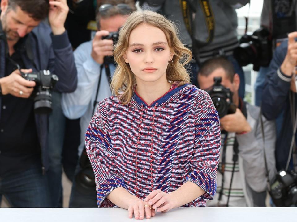 Lily-Rose Depp hat eigentlich nichts mit dem Prozess von ihrem Vater gegen Amber Heard zu tun - das sehen die Fans des Schauspielers allerdings anders. (Bild: magicinfoto/Shutterstock)