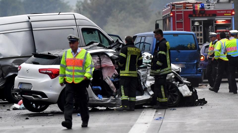 Mindestens vier Menschen sind bei dem Unfall ums Leben gekommen. Foto: Marijan Murat