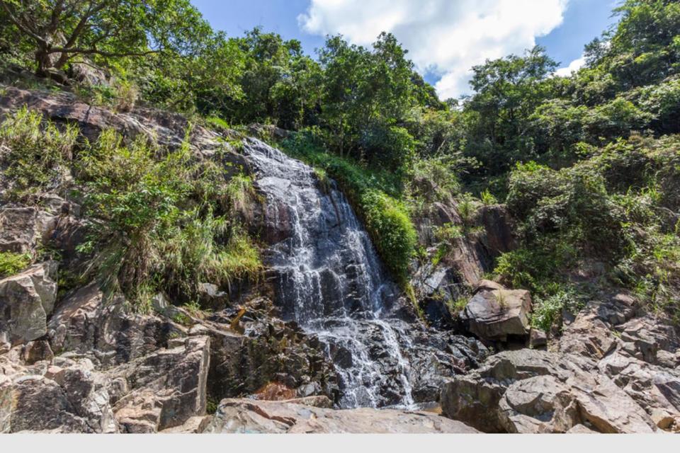 Silvermine Waterfall in Mui Wo, Lantau Island (Shutterstock / e X p o s e)