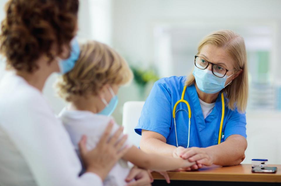 <a href="https://www.shutterstock.com/es/image-photo/pediatrician-doctor-examining-sick-child-face-1723992349" rel="nofollow noopener" target="_blank" data-ylk="slk:Shutterstock / FamVeld;elm:context_link;itc:0;sec:content-canvas" class="link ">Shutterstock / FamVeld</a>