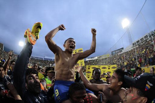 El ecuatoriano Jefferson Montero celebra tras el triunfo 1-0 ante Uruguay en partido de las eliminatorias sudamericanas al Mundial 2014, en Quito, el 11 de octubre de 2013. (AFP | Juan Cevallos)
