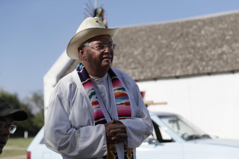 Fotografía del 12 de agosto de 2017 del padre Roy Snipes después de dirigir la procesión a la capilla La Lomita hacia el río Grande para oponerse al muro que el gobierno estadounidense quiere construir en el río que separa a Texas y México en Mission, Texas. (AP Foto/Eric Gay)