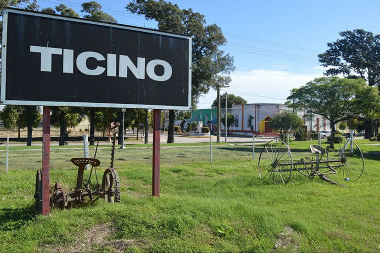 Hasta 1911 el pueblo se conocía como "Kilómetro 228". Ticino hace referencia a un cantón suizo