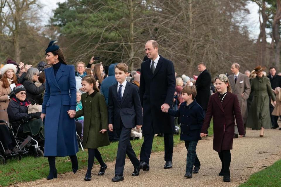 凱特王妃（左起）、夏洛特公主、喬治王子、威廉王子、路易王子，以及米婭廷德爾手牽手亮相。（翻攝The Royal Family IG）