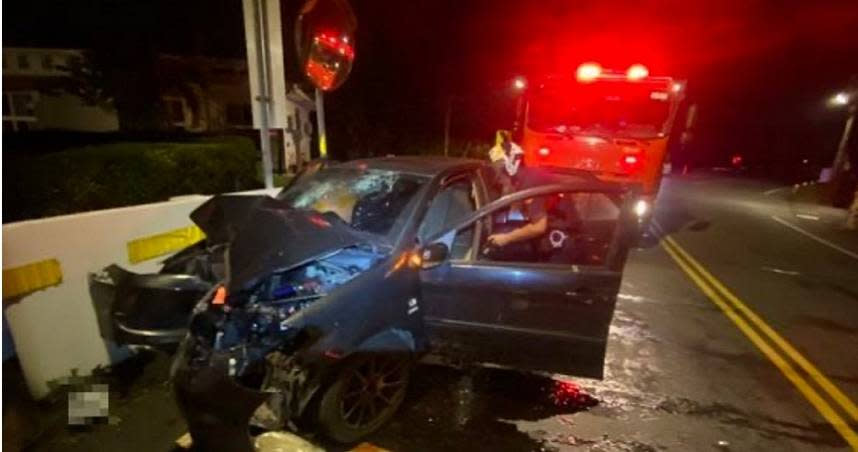 南投縣竹山鎮1輛小客車自撞路旁電線桿，車頭嚴重毀損，2人受傷昏迷，其中1人頭皮翻開可見頭骨，場面怵目驚心。（圖／翻攝畫面）