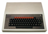 <p>Aparecido en 1981, este diseño clásico con su distintiva fila de teclas de color naranja fue hecho por Acorn Computer para su uso en escuelas, principalmente. Este fiable ordenador siguió en mercado hasta 1994, cuando su producción fue interrumpida (Stuart Brady/<em>Wikipedia</em>). </p>