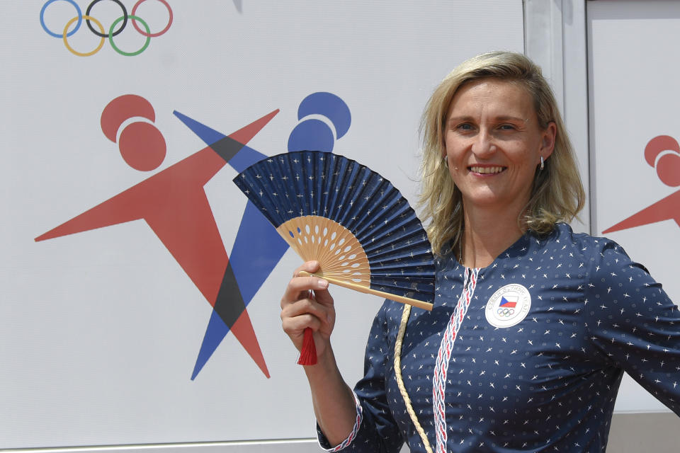 En esta fotografía del 13 de julio de 2021 la lanzadora de jabalina checa Barbora Sportakova posa con el uniforme de gala de República Checa para los Juegos Olímpicos de Tokio 2020 en Praga, República Checa, el 22 de junio de 2021. Los Juegos Olímpicos de Tokio se inauguran el 23 de julio, cuando los deportistas del mundo marcharán detrás de sus abanderados. Y cuando lo hagan, la gente también empezará a comentar sobre lo que llevan puesto. (Michal Krumphanzl, CTK via AP)