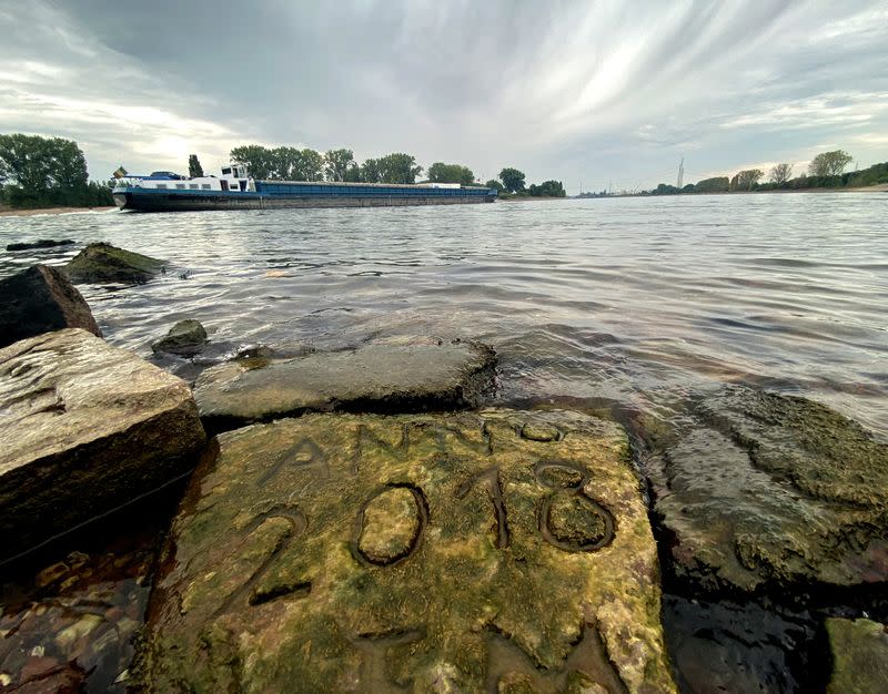 FOTO DE ARCHIVO: Una de las "piedras del hambre" se revela por el bajo nivel de agua en Worms, Alemania