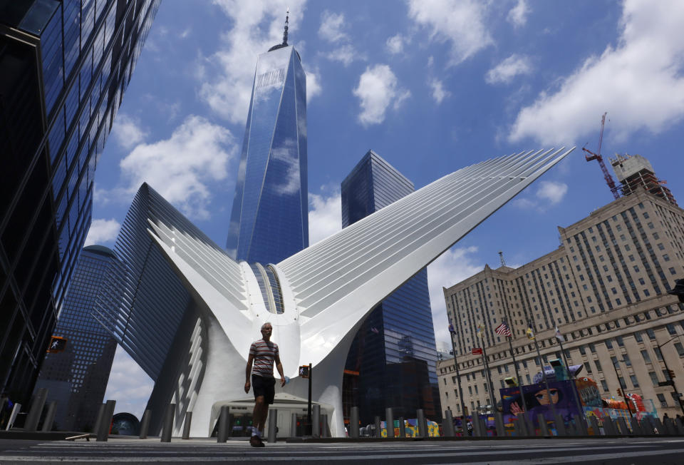 2001年911事件中，倒塌的雙子星大樓遺址旁已新建了世貿中心轉運站與世貿中心一號大樓，外觀如同白色展翅的和平鴿，象徵浴火重生。 (Photo by Gary Hershorn/Getty Images)