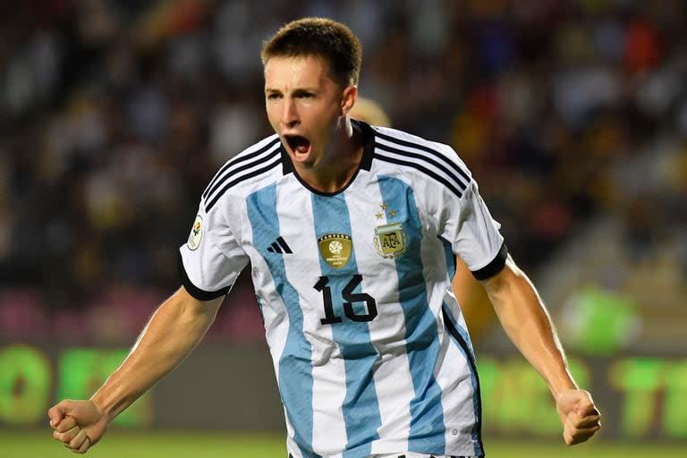 Baltasar Rodríguez festeja el primer gol de la selección argentina ante Uruguay, en la última jornada del Preolímpico 2024