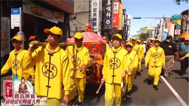 葫蘆寺白沙屯媽祖鑾轎，轎班人員延續傳統身穿黃色轎衣（圖／寶島神很大）