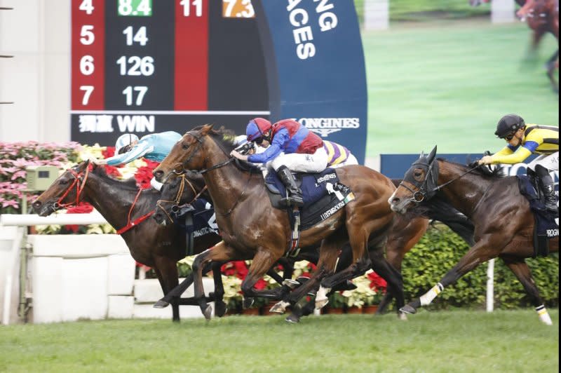 Romantic Warrior (red bridle), shown winning the Longines Hong Kong Cup in December, returns to action Sunday in the Citi Hong Kong Gold Cup. Photo courtesy of Hong Kong Jockey Club