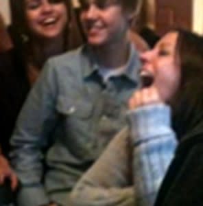 Justin sits on Selena's lap