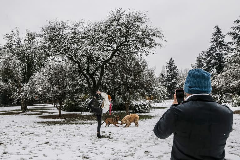 Tomando fotos para recordar la nevada en el Valle de Calamuchita en Villa General Belgrano, Córdoba