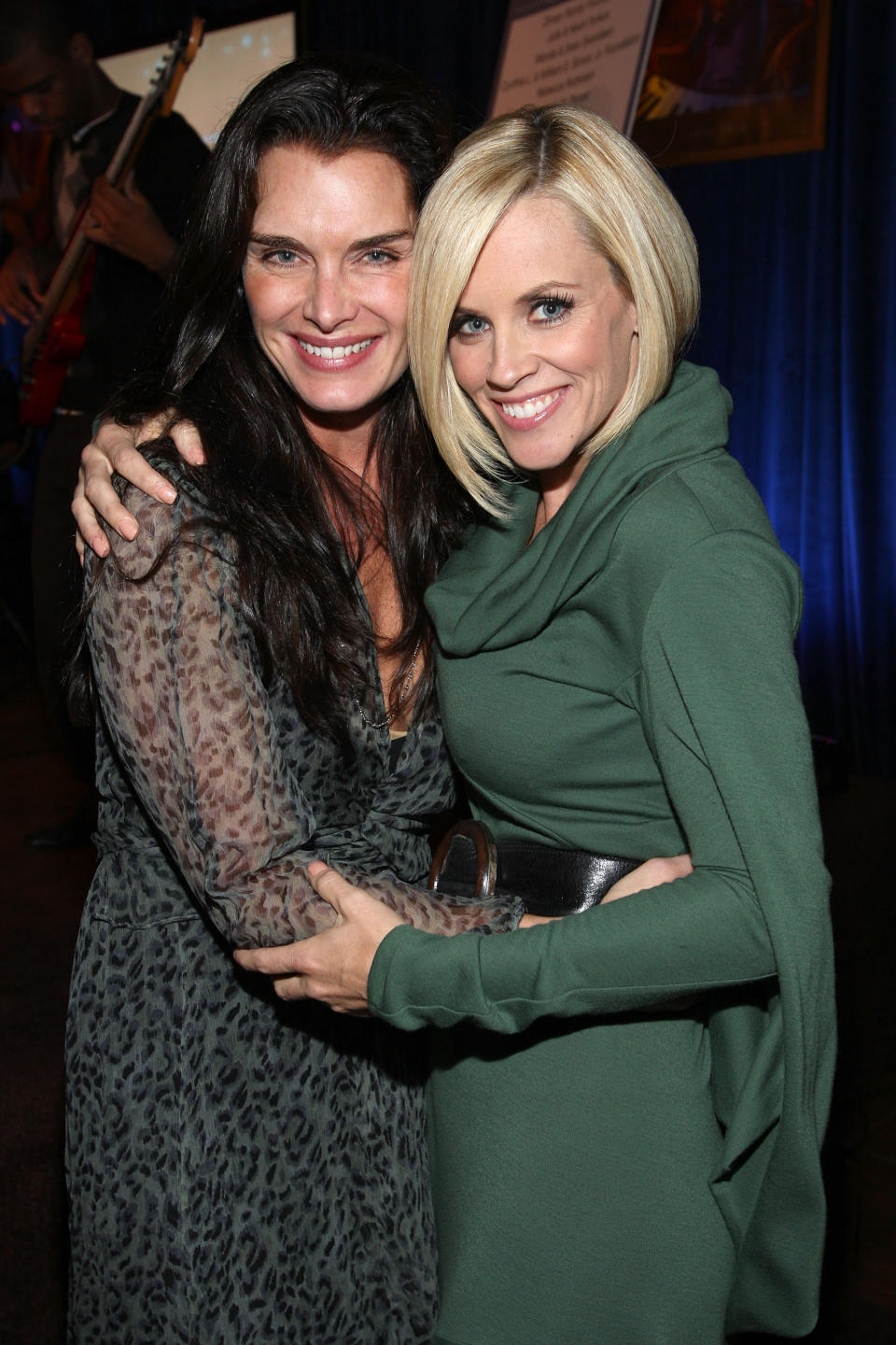 PACIFIC PALISADES, CA - OCTOBER 11:  Brooke Shields and Jenny McCarthy attend a cocktail party for the UCLA Early Childhood Partial Hospitalization Program hosted by Jenny McCarthy on October 11, 2007 in Pacific Palisades, California.  (Photo by John Shearer/WireImage) 