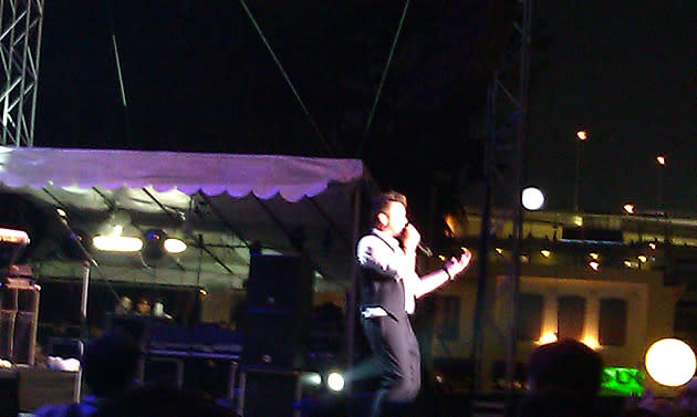 Rick Astley proved to still impress hundreds of his fans -- most of whom were from the older crowd, however. (Yahoo! photo)